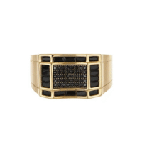 Anillo de oro amarillo de 14K para hombre con un diseño rectangular central de zirconias negras redondas y zirconias negras rectangulares en los bordes.