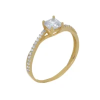 Anillo solitario de oro amarillo de 14K con una zirconia grande de corte cuadrado al centro y brazos entrelazados, uno liso y otro con pequeñas zirconias.