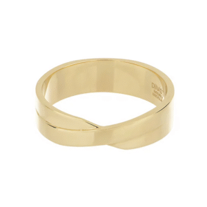 Anillo de oro pulido con un diseño de banda cruzada sobre un fondo blanco.