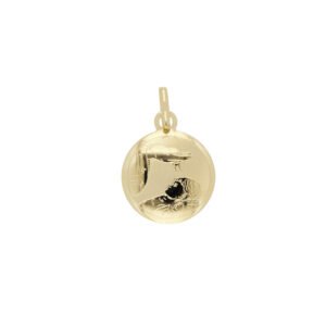 Medalla de oro 14k redonda con la imagen grabada de una mano derramando agua sobre una figura, simbolizando el bautizo. Medalla de oro que representa el bautizo en un grabado.