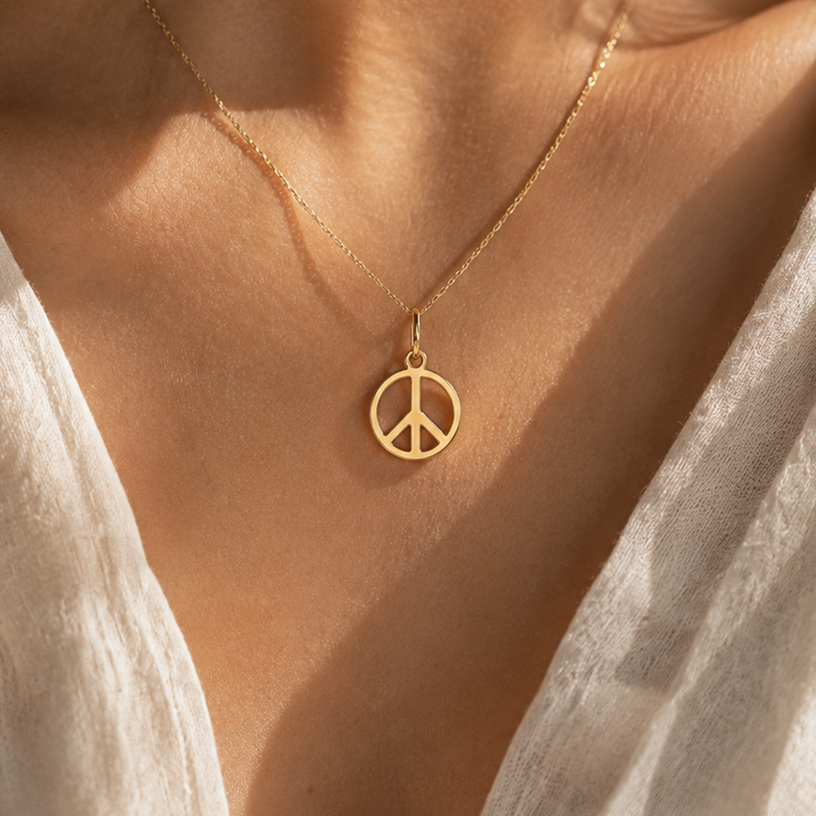 Modelo usando Dije de amor y paz